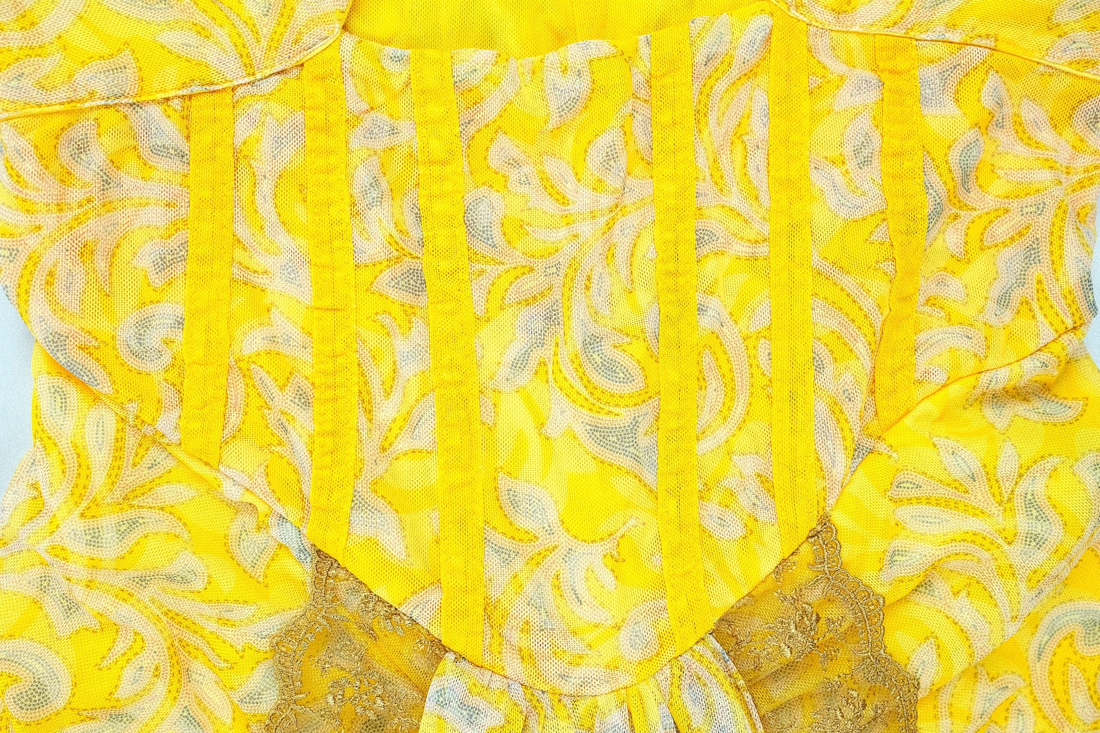 Vestido largo drapeado con corsé y detalle de encaje