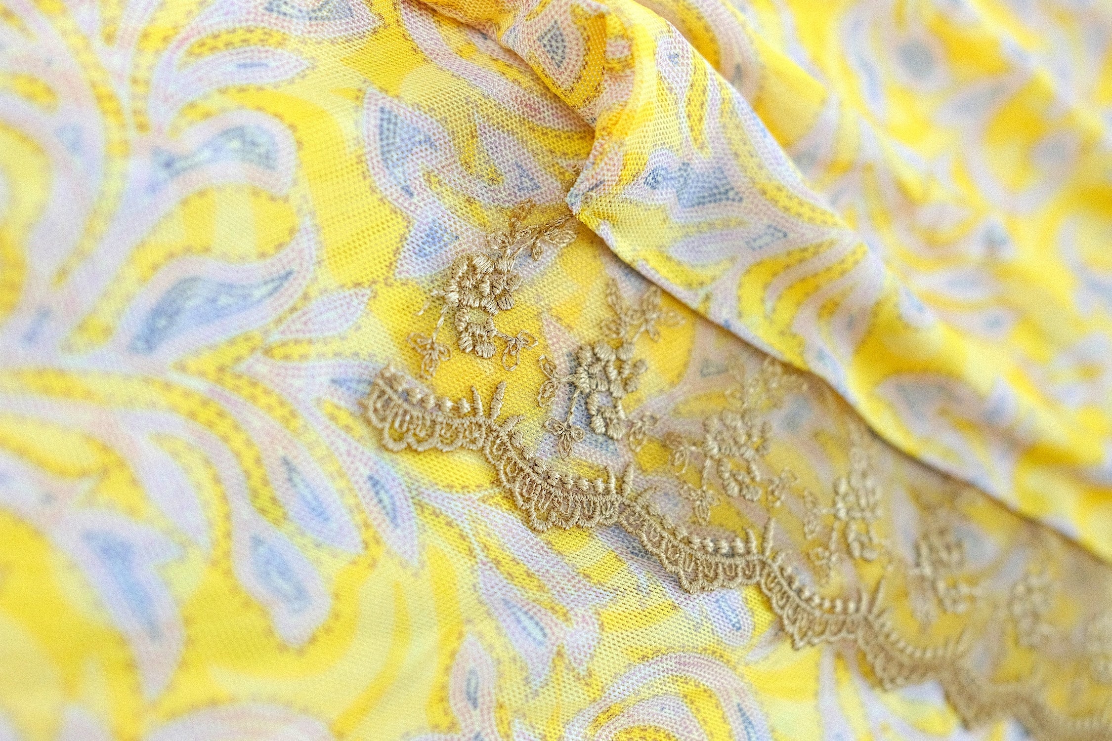 Vestido largo drapeado con corsé y detalle de encaje