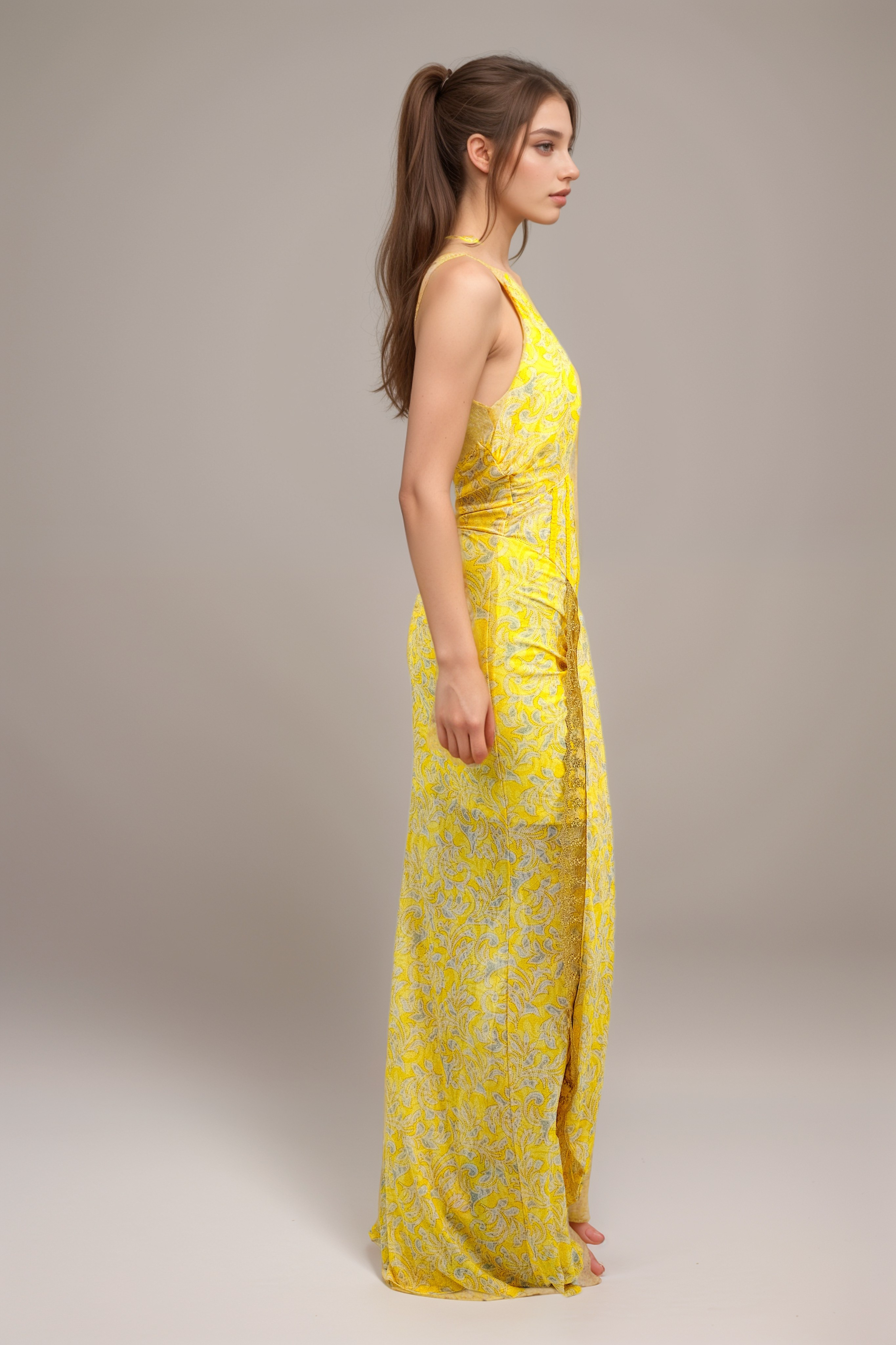 Vestido largo drapeado con corsé y detalle de encaje