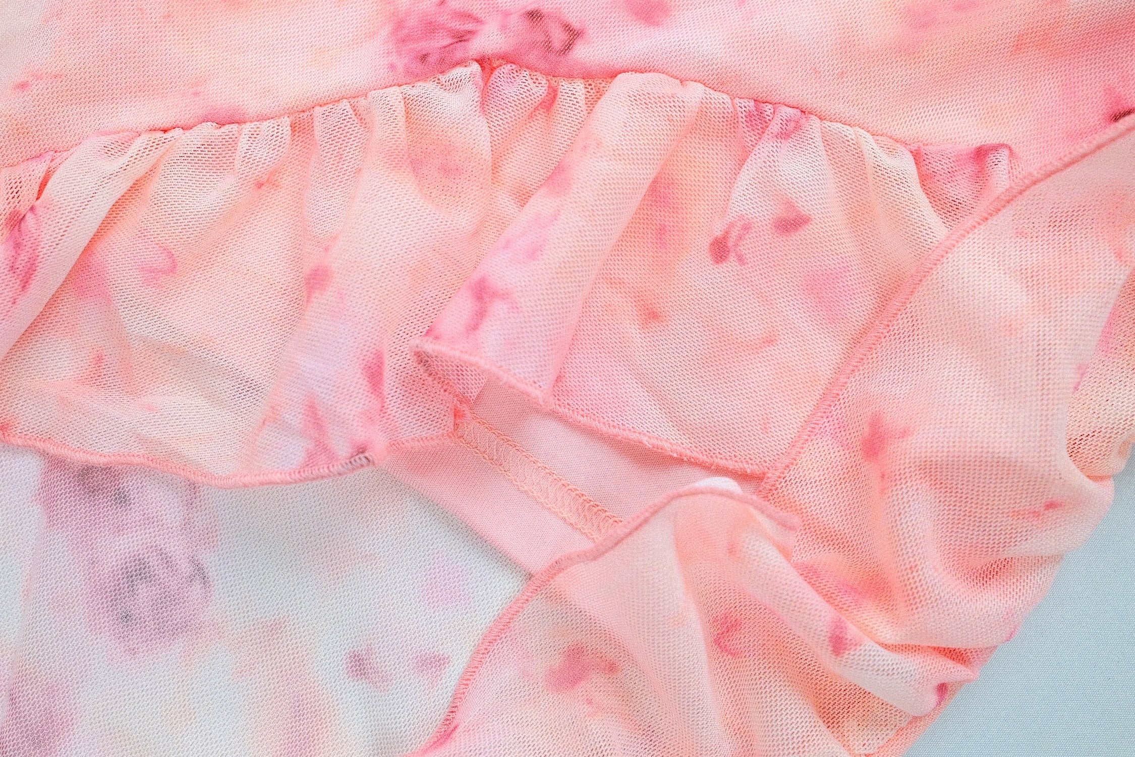 Vestido romántico sin tirantes con volantes y flores y detalle de rosas
