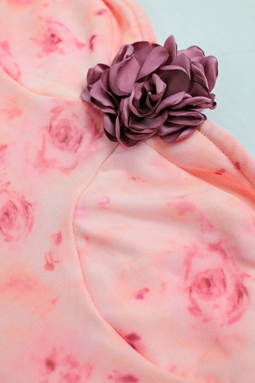 Vestido romántico sin tirantes con volantes y flores y detalle de rosas