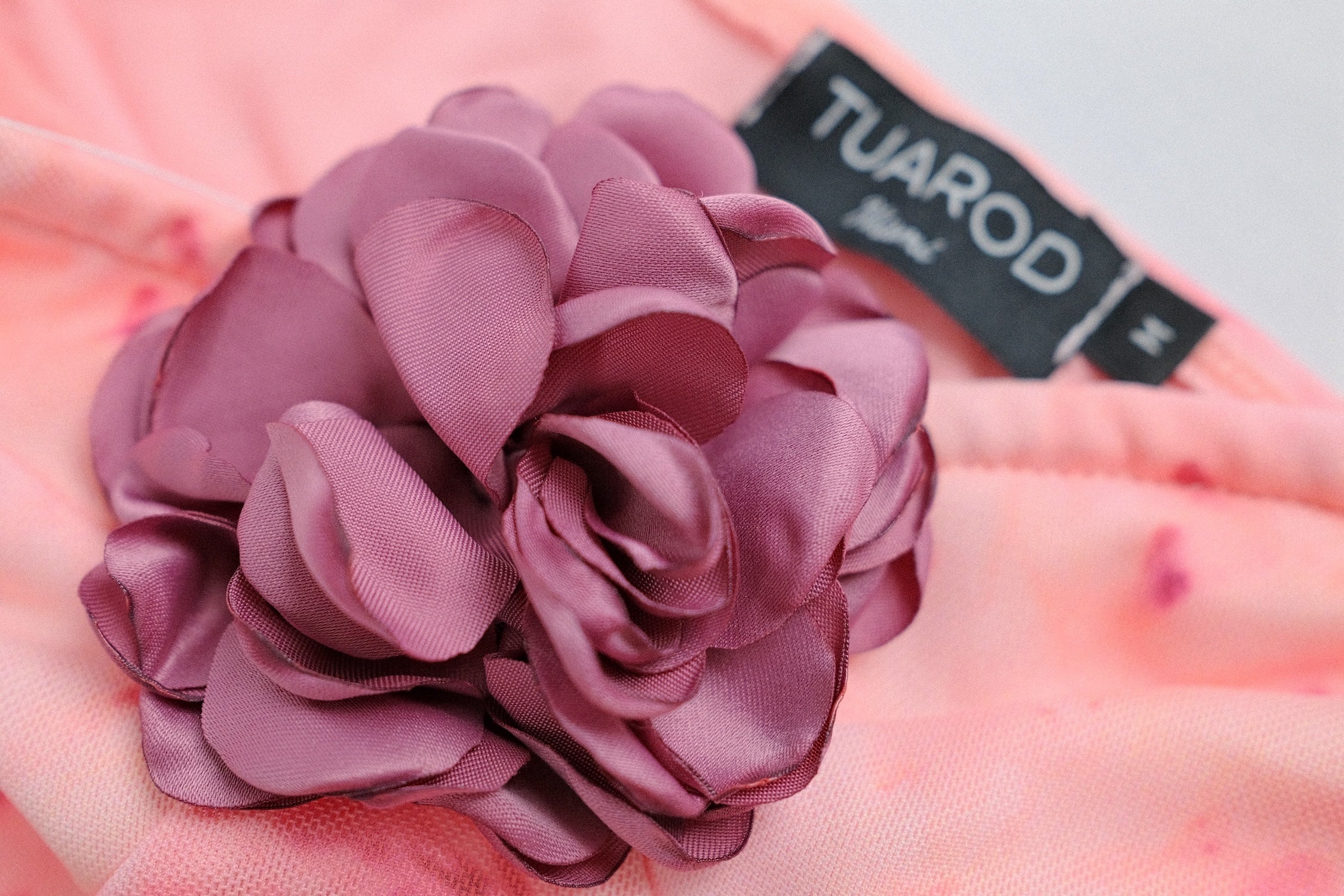 Vestido romántico sin tirantes con volantes y flores y detalle de rosas