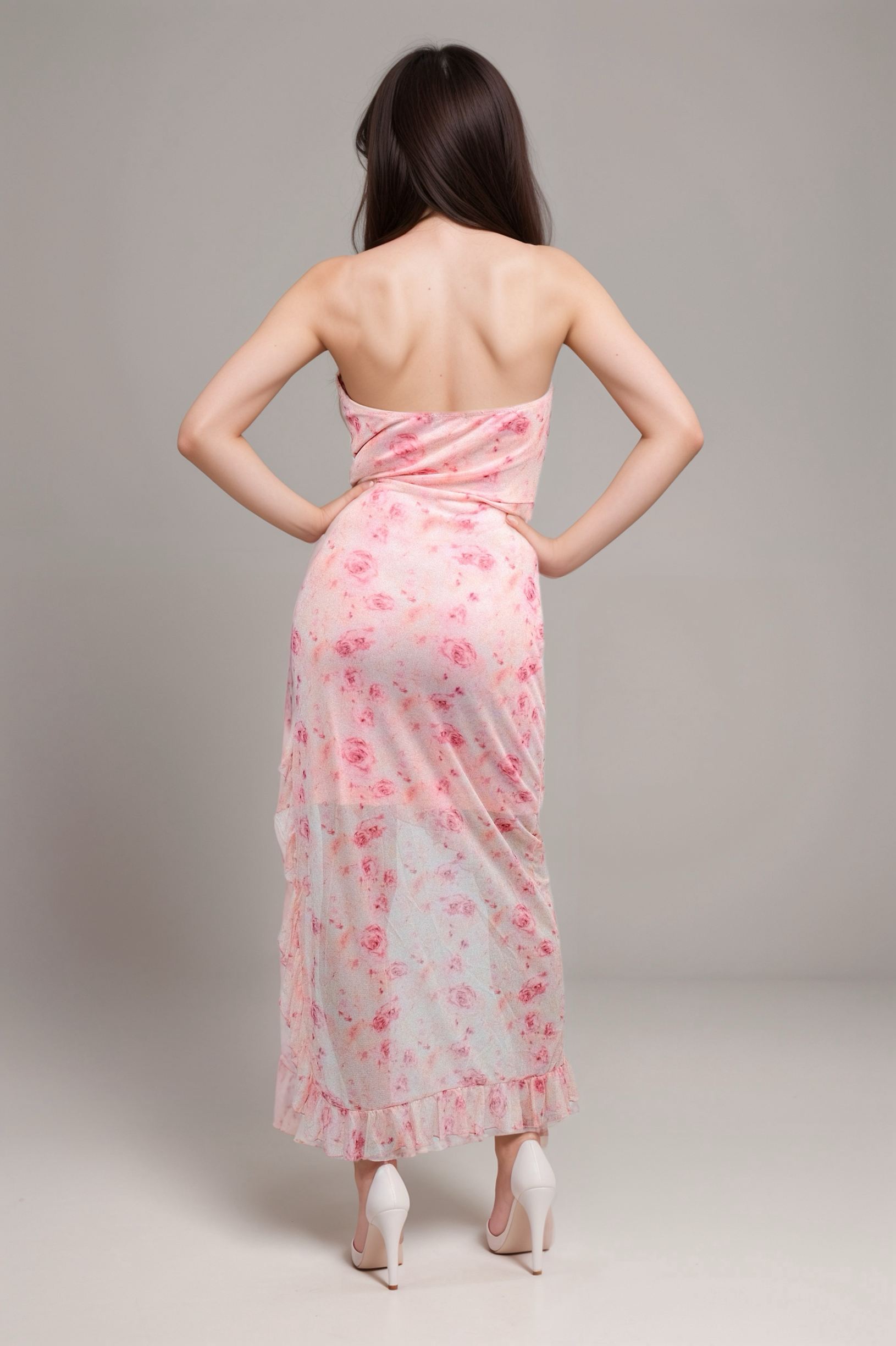 Vestido romántico sin tirantes con volantes y flores y detalle de rosas