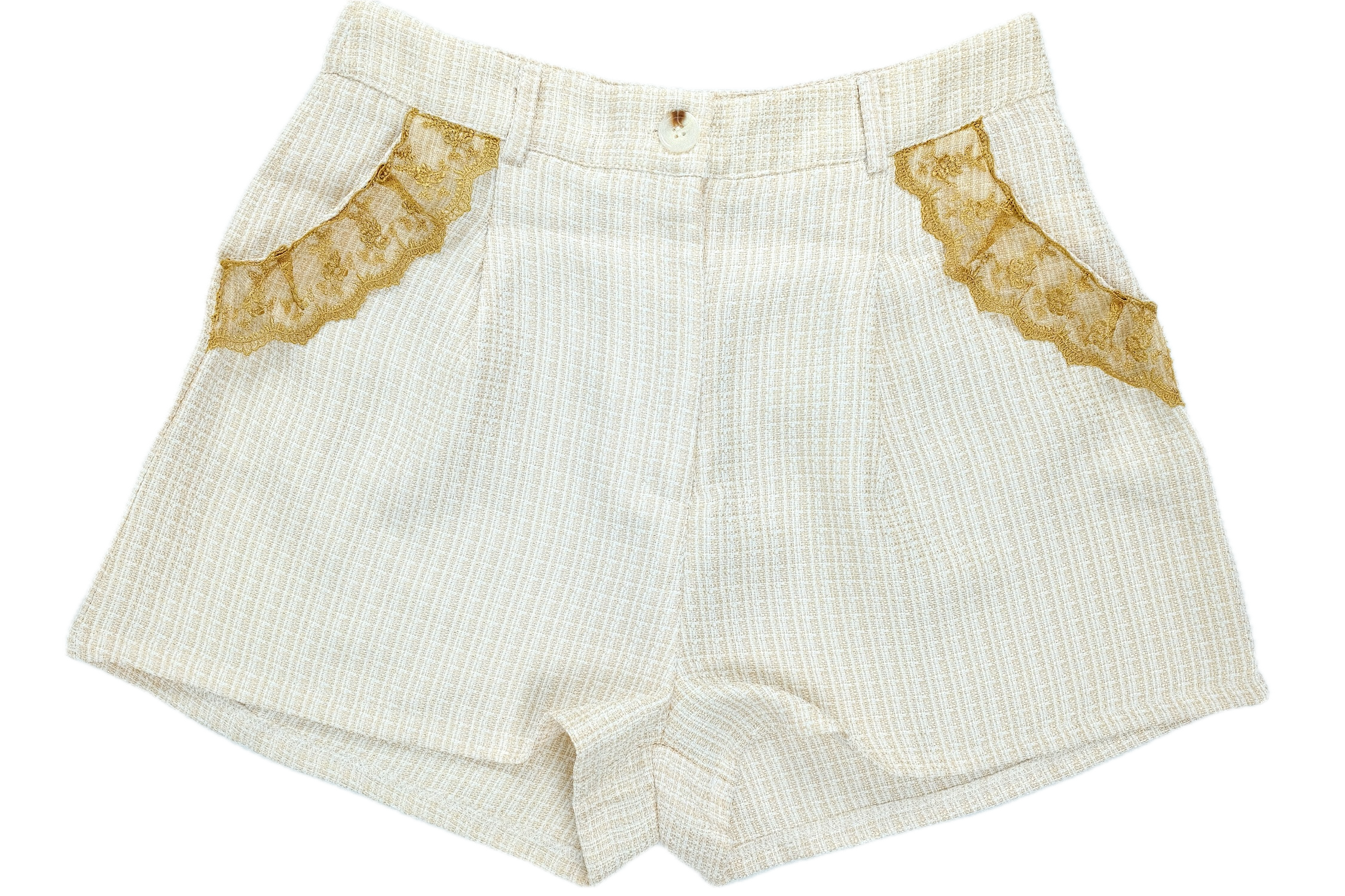 Conjunto de camiseta sin mangas y pantalón corto beige con detalle de encaje