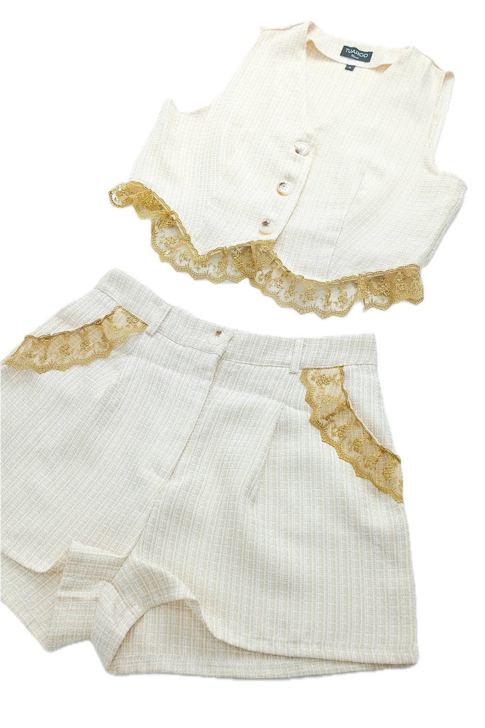 Conjunto de camiseta sin mangas y pantalón corto beige con detalle de encaje
