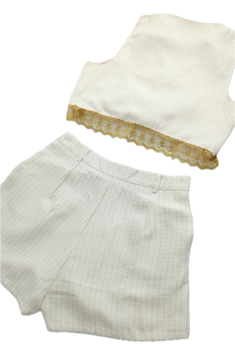 Conjunto de camiseta sin mangas y pantalón corto beige con detalle de encaje