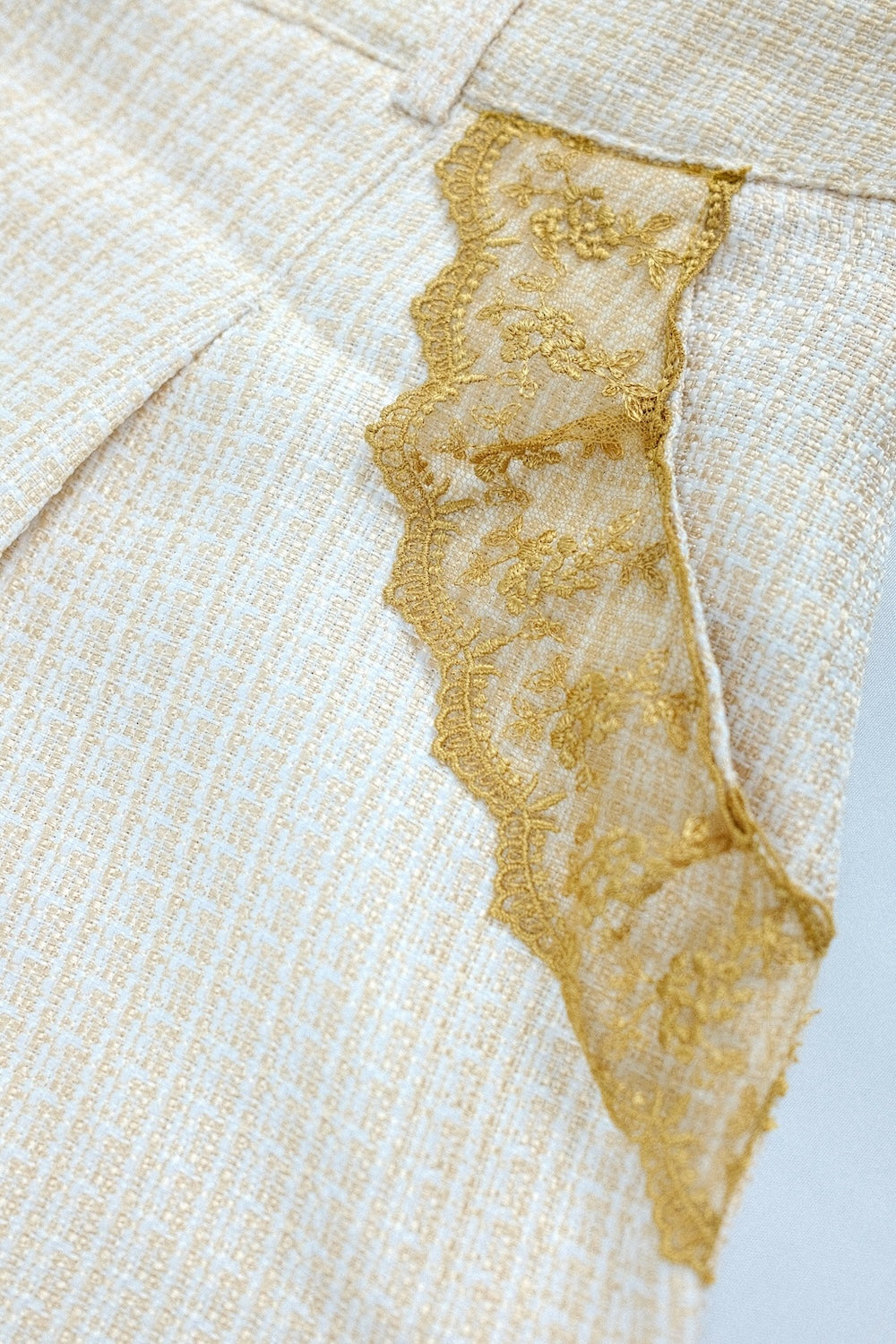 Conjunto de camiseta sin mangas y pantalón corto beige con detalle de encaje