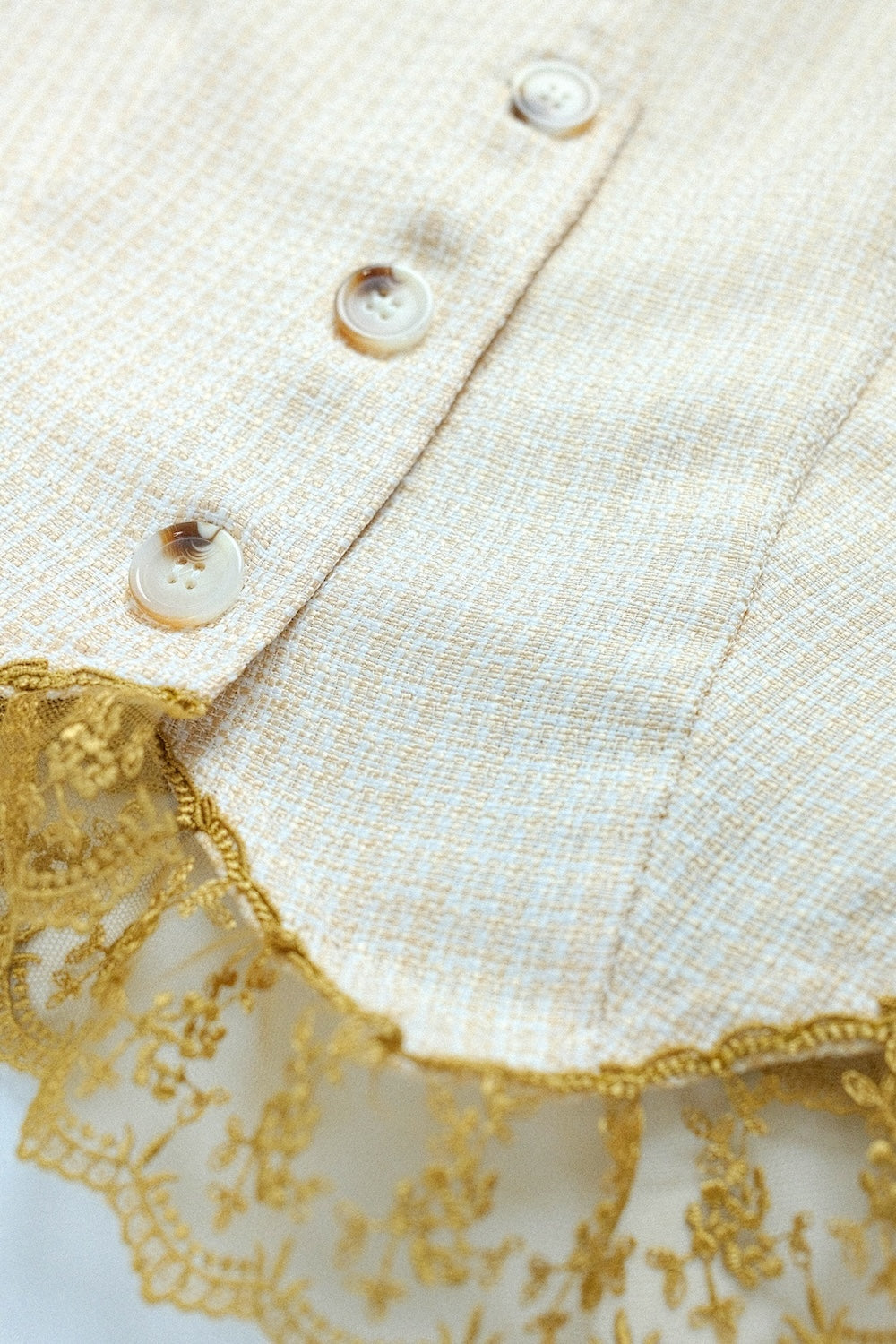 Conjunto de camiseta sin mangas y pantalón corto beige con detalle de encaje