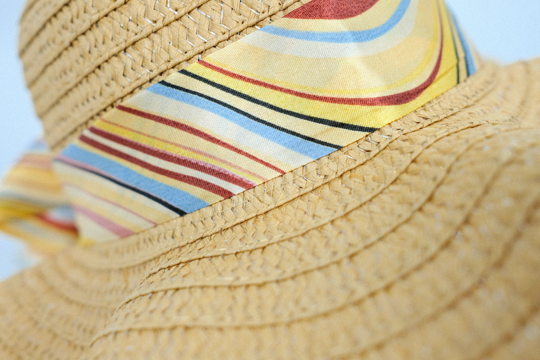 Sombrero de paja con lazo de cinta de rayas
