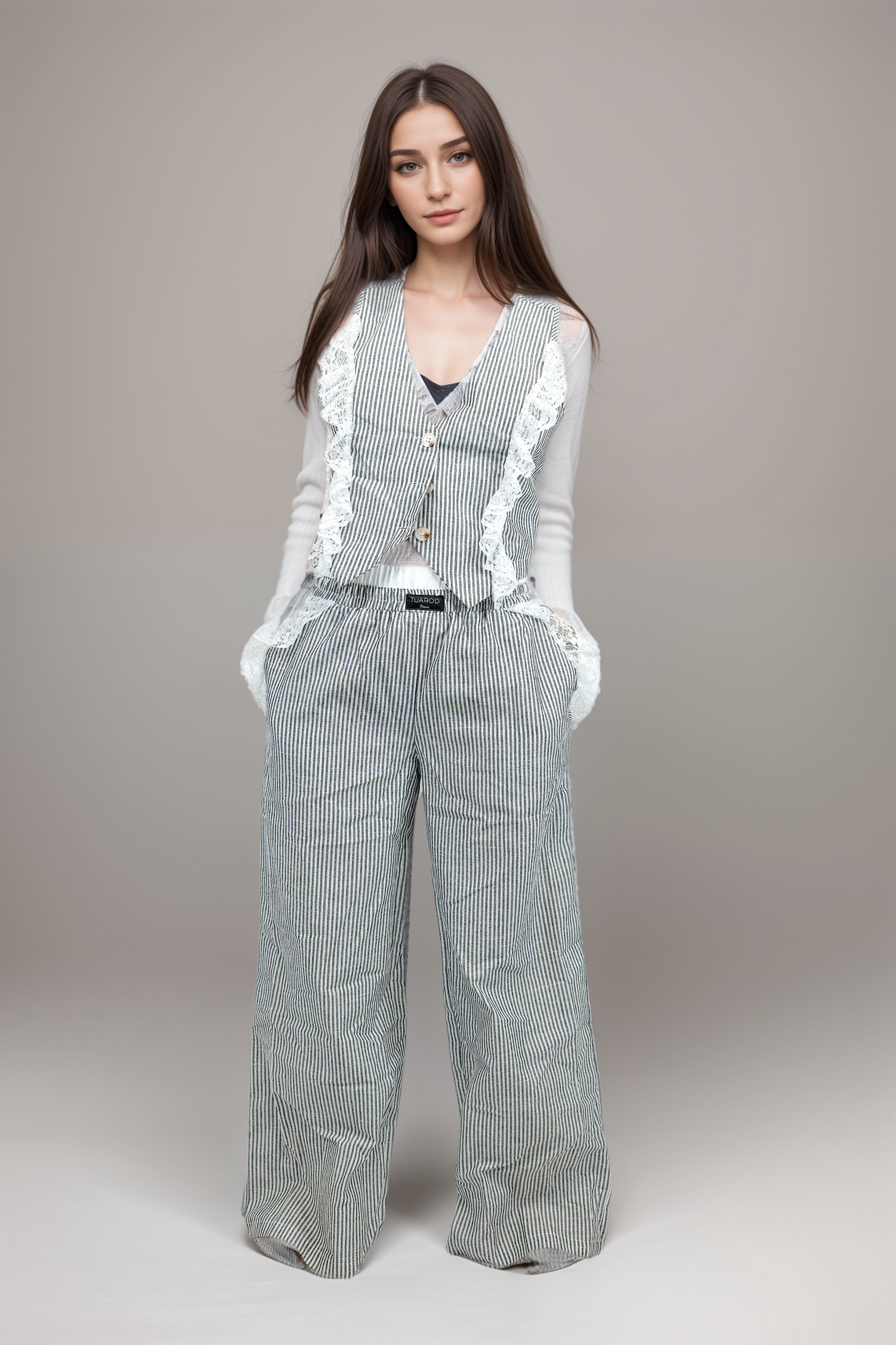 Conjunto de pantalón con bolsillos y blusa abotonada sin mangas a rayas grises con detalle de encaje