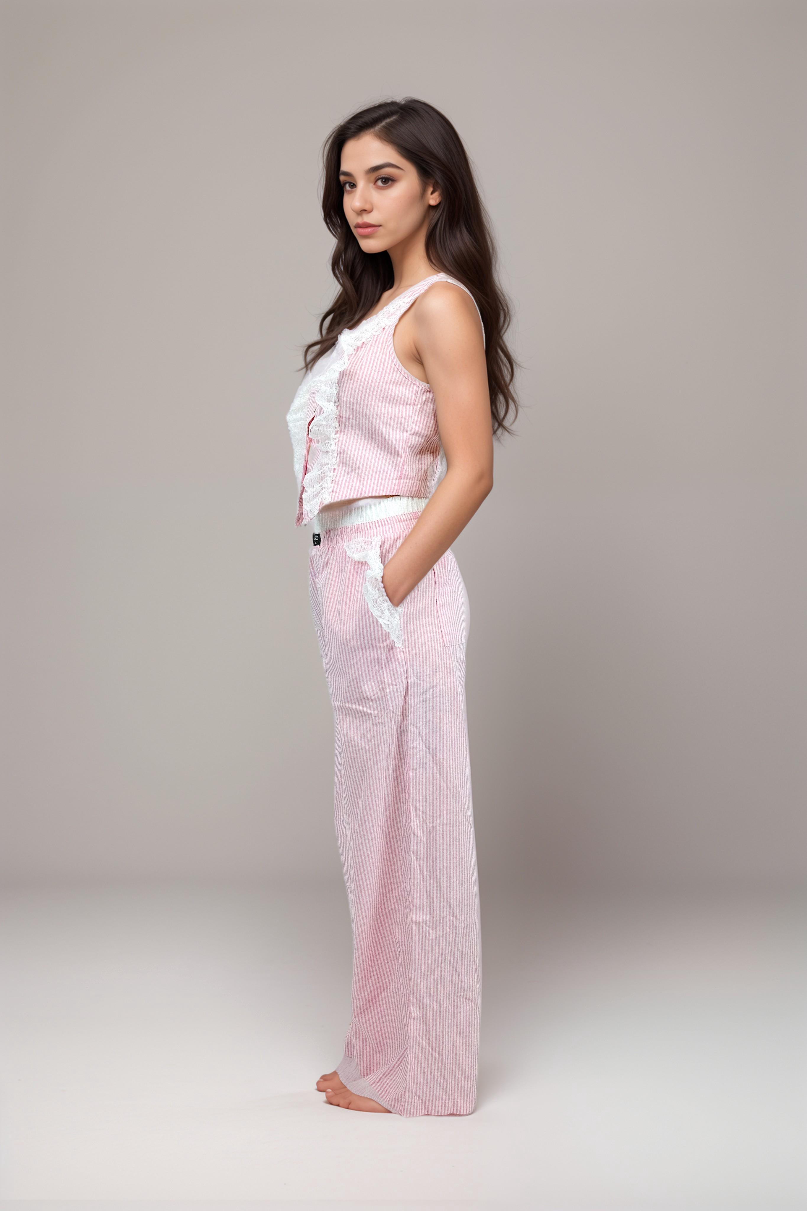 Conjunto de pantalón con bolsillos y blusa sin mangas con botones en la parte delantera a rayas rosas con detalle de encaje
