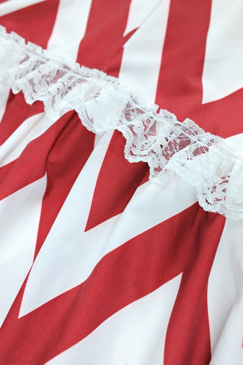 Elegante vestido largo con volantes y detalle de encaje