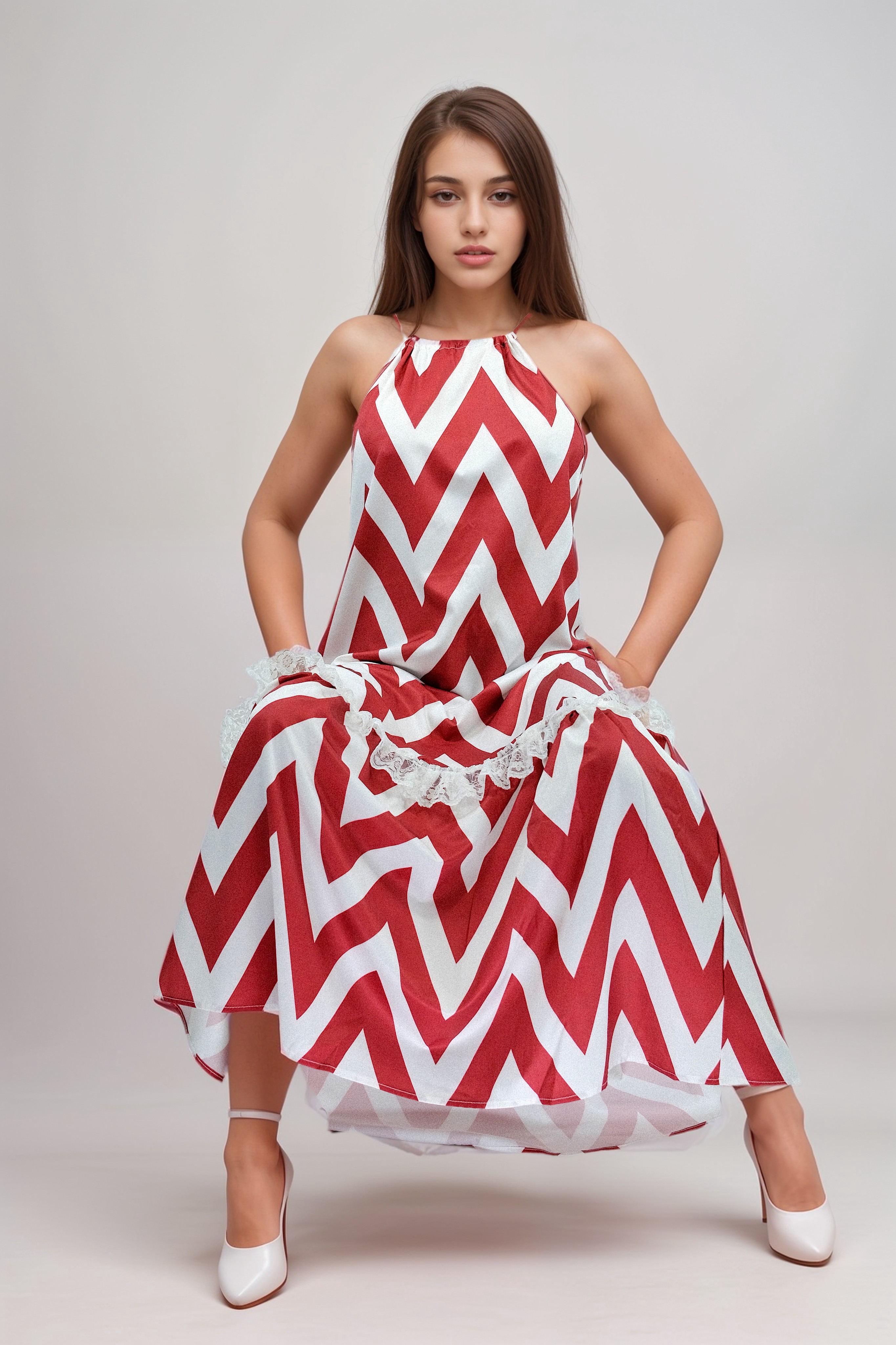 Elegante vestido largo con volantes y detalle de encaje