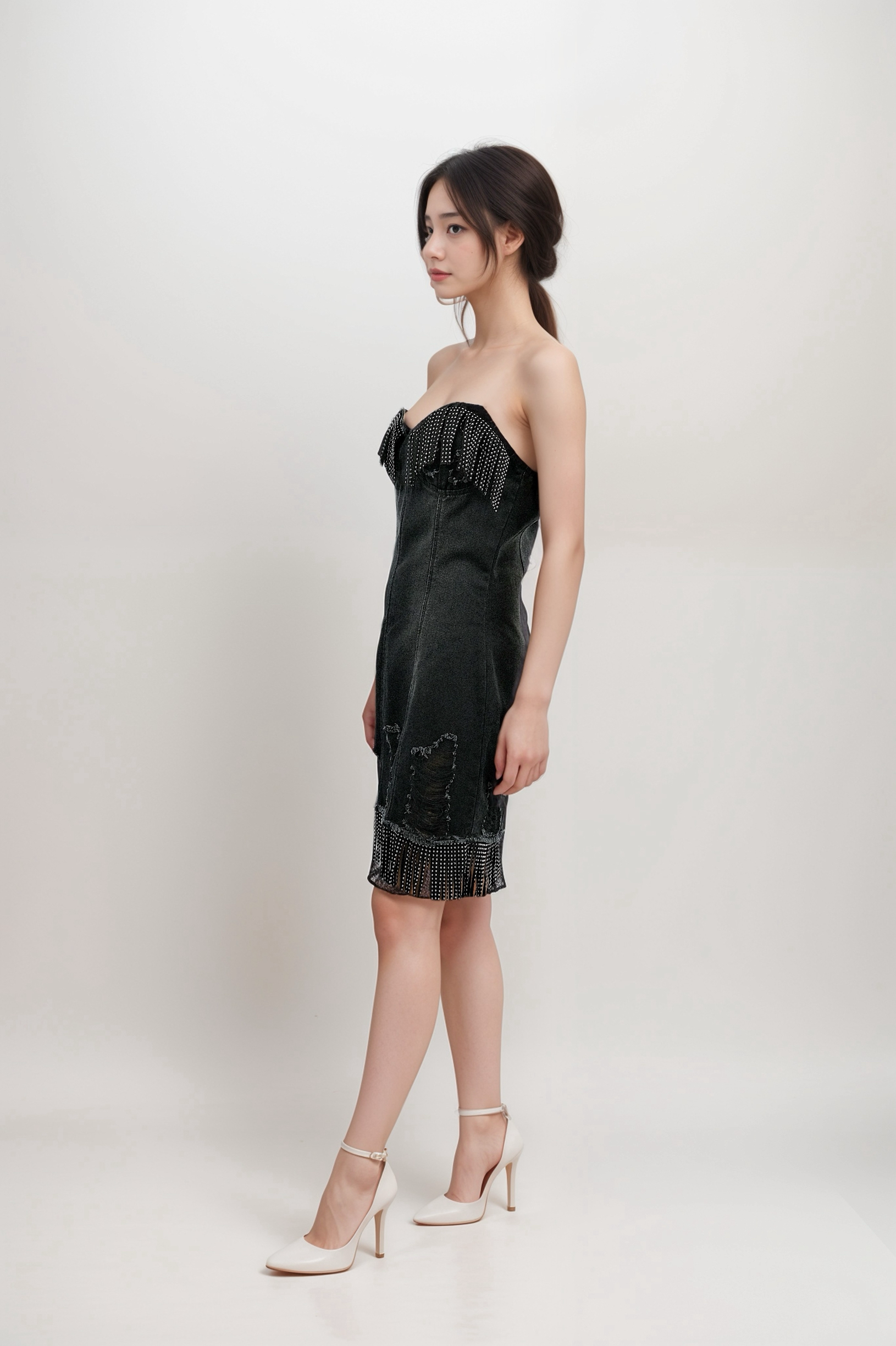 Minivestido vaquero sexy con escote en forma de tubo y detalles de tachuelas metálicas de gamuza