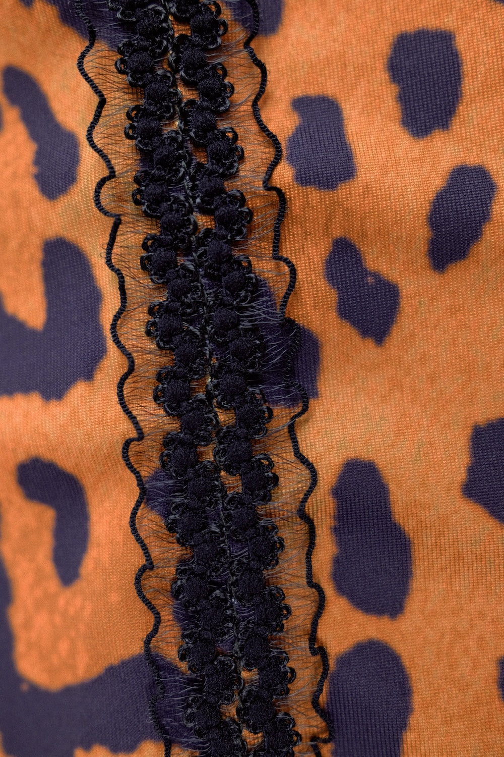 Mono corto de punto con estampado de leopardo marrón y ribete central negro