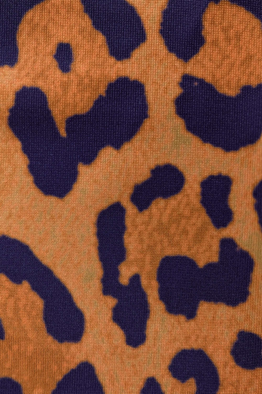 Mono corto de punto con estampado de leopardo marrón y ribete central negro