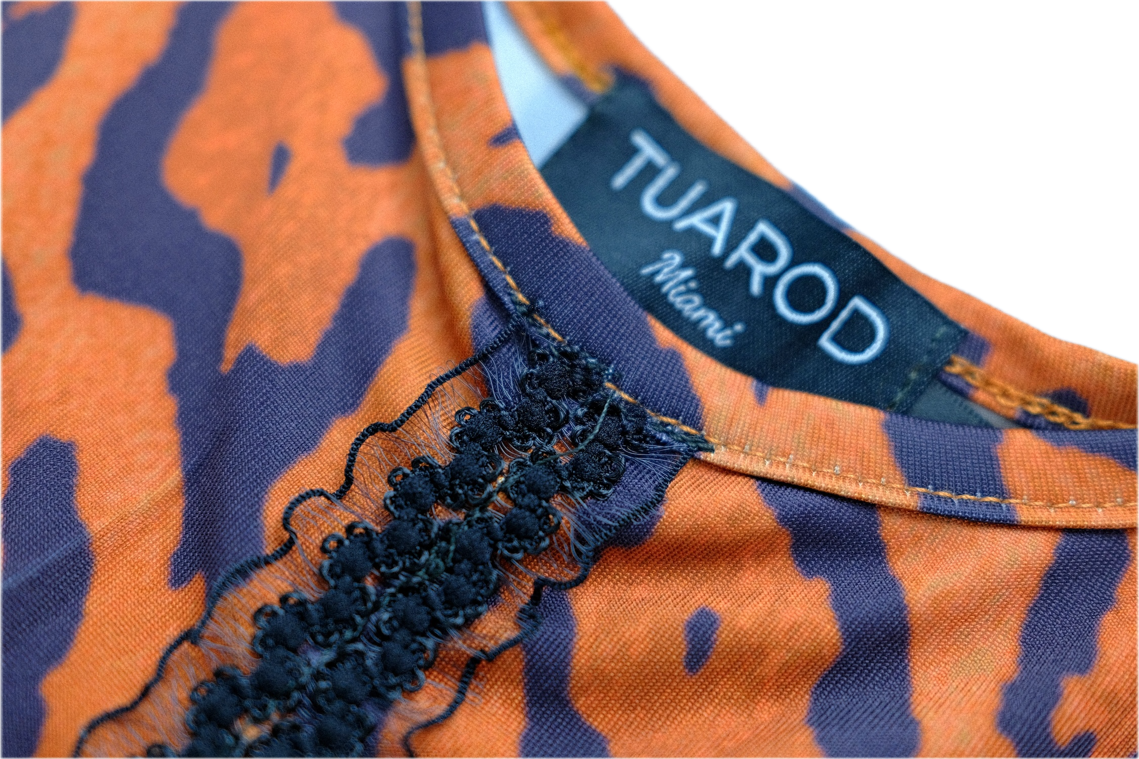 Mono corto de punto con estampado de leopardo marrón y ribete central negro
