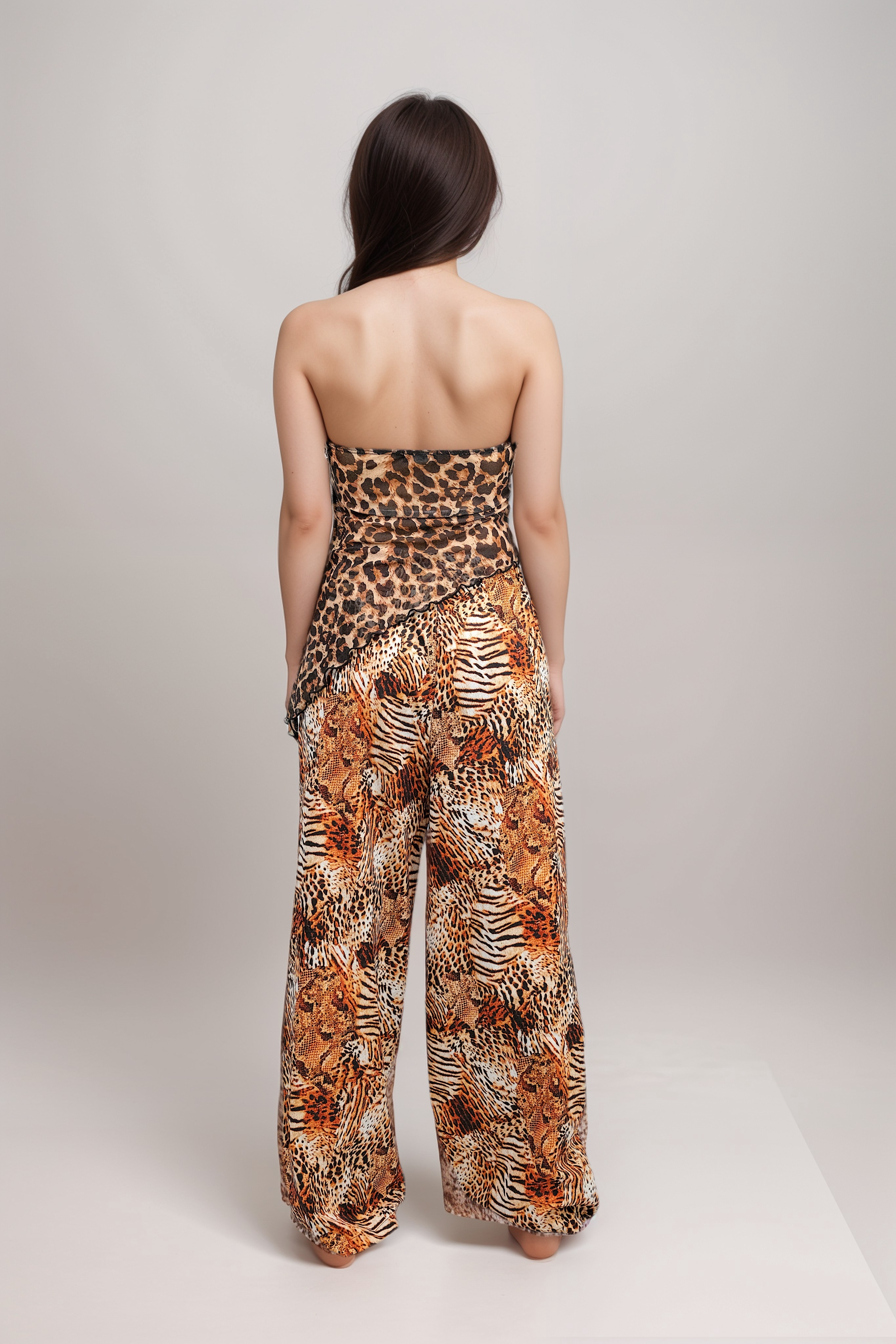 Pantalones anchos de terciopelo con estampado de leopardo y detalle de encaje