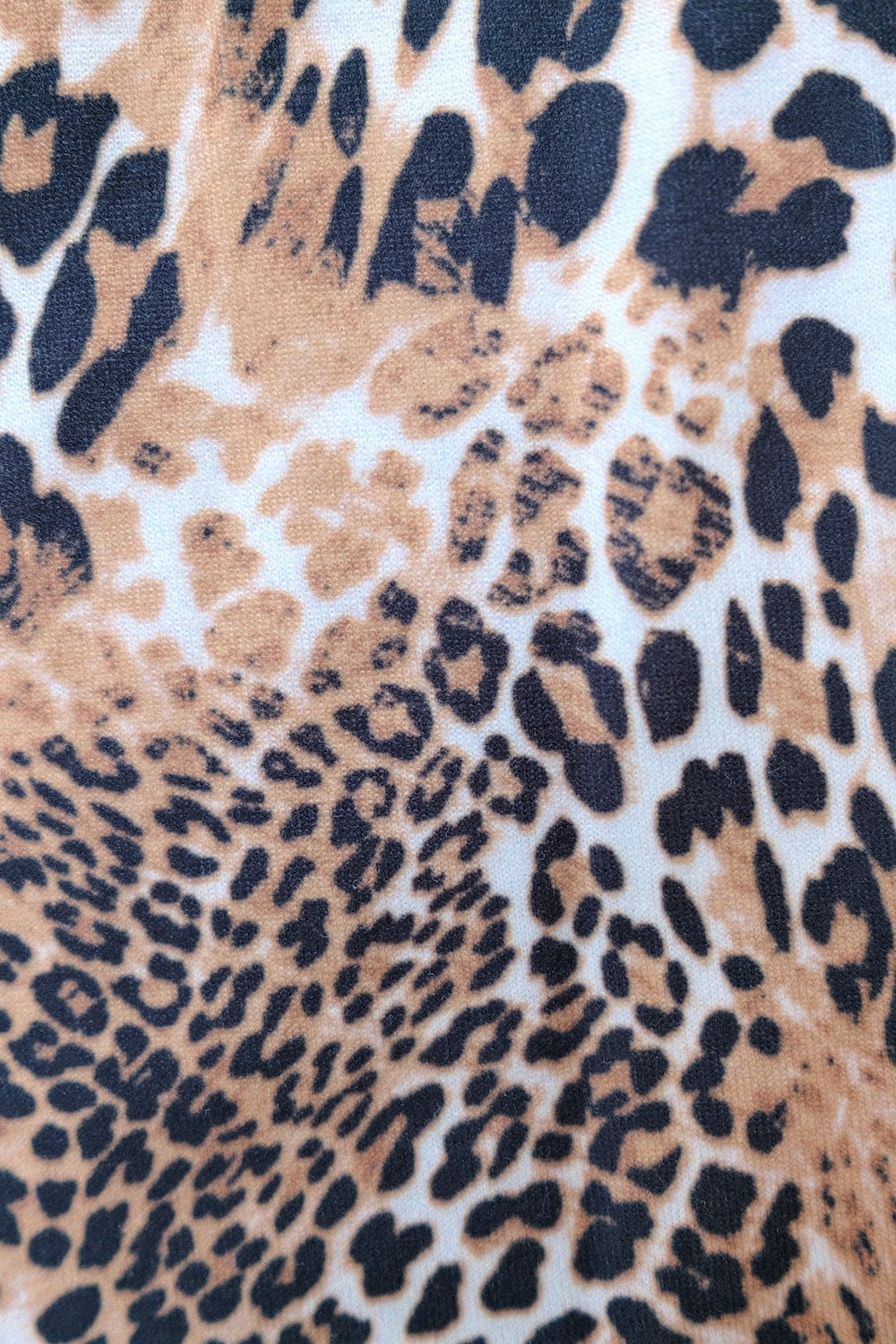 Falda recta de leopardo con ribetes negros en los laterales