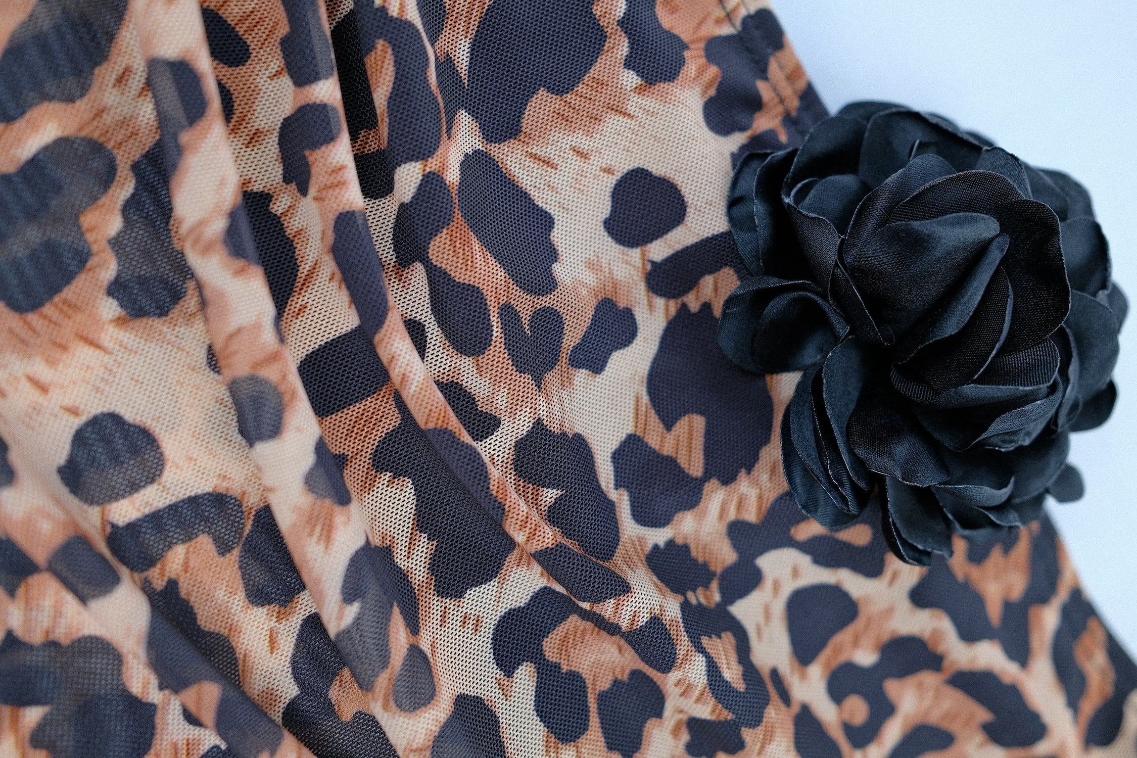 Top sin tirantes con diseño de leopardo y detalle de rosa negra