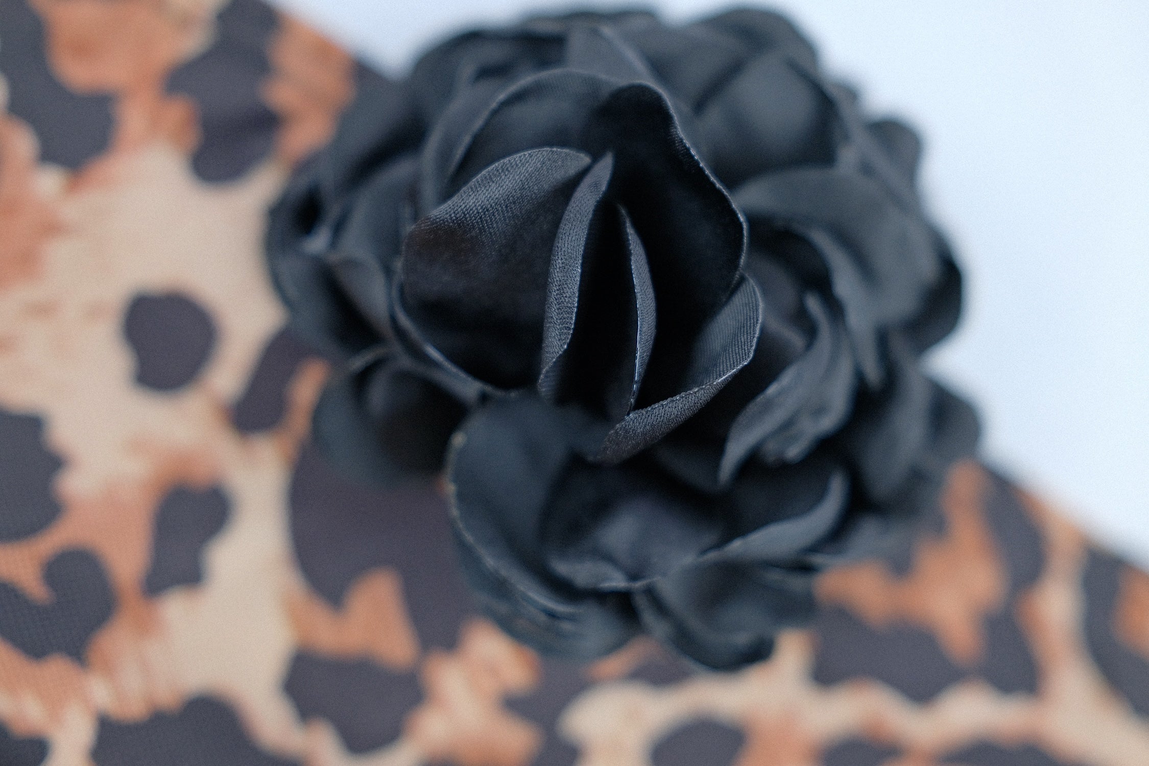 Top sin tirantes con diseño de leopardo y detalle de rosa negra