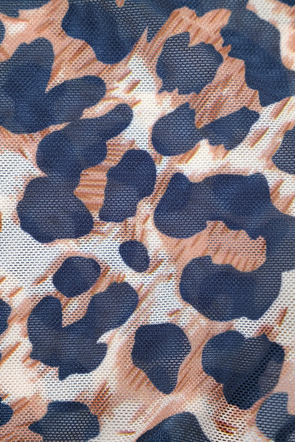 Top sin tirantes con diseño de leopardo y detalle de rosa negra
