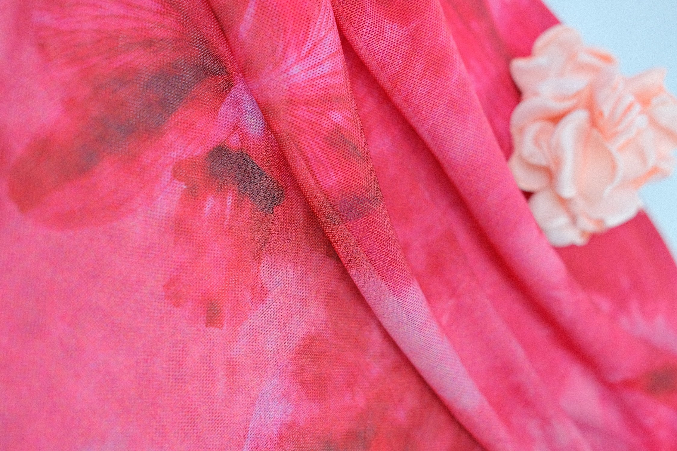 Top tubo rojo con detalle de rosa
