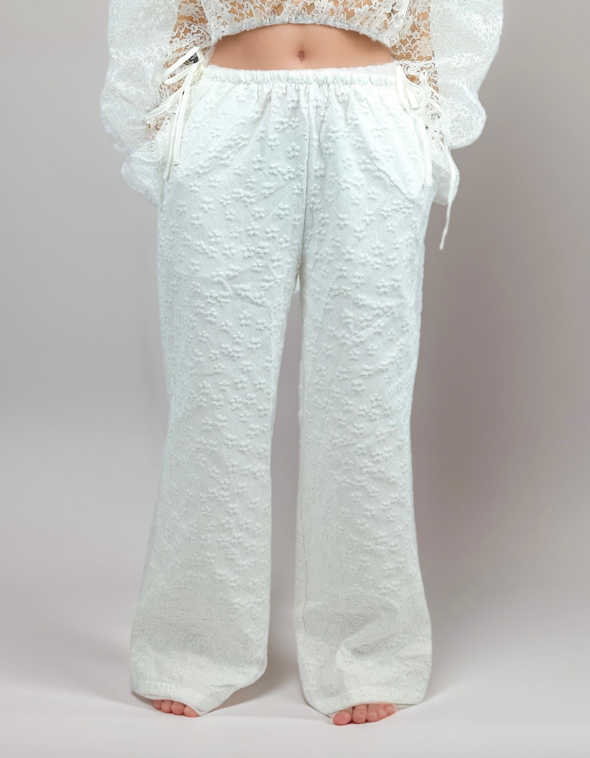 Pantalones largos de punto con cordón blanco y detalle de encaje