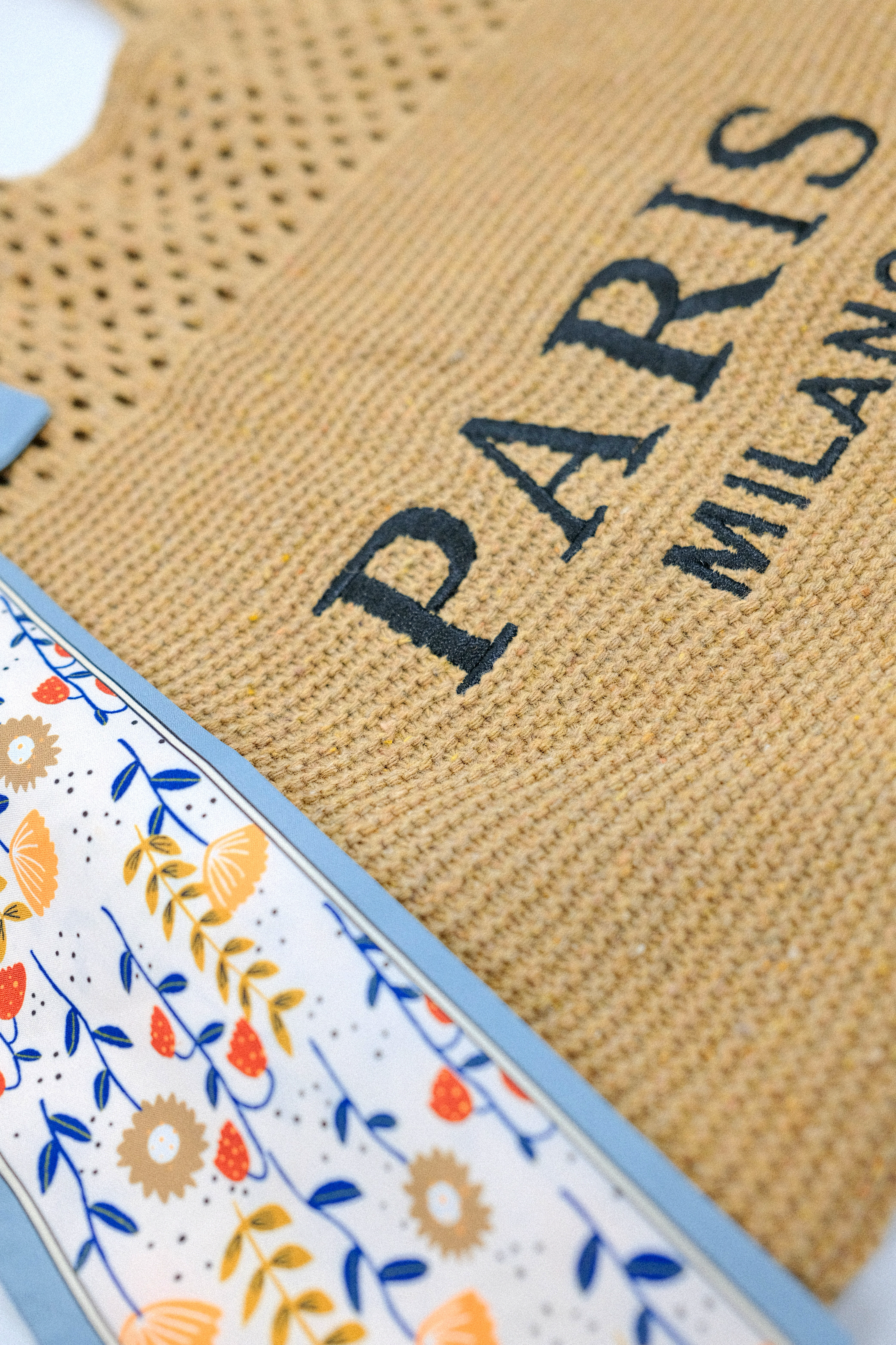 Bolso de mano de crochet con texto bordado y detalle floral