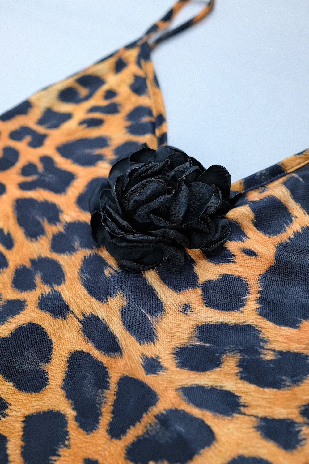 Mono de leopardo con rosa negra