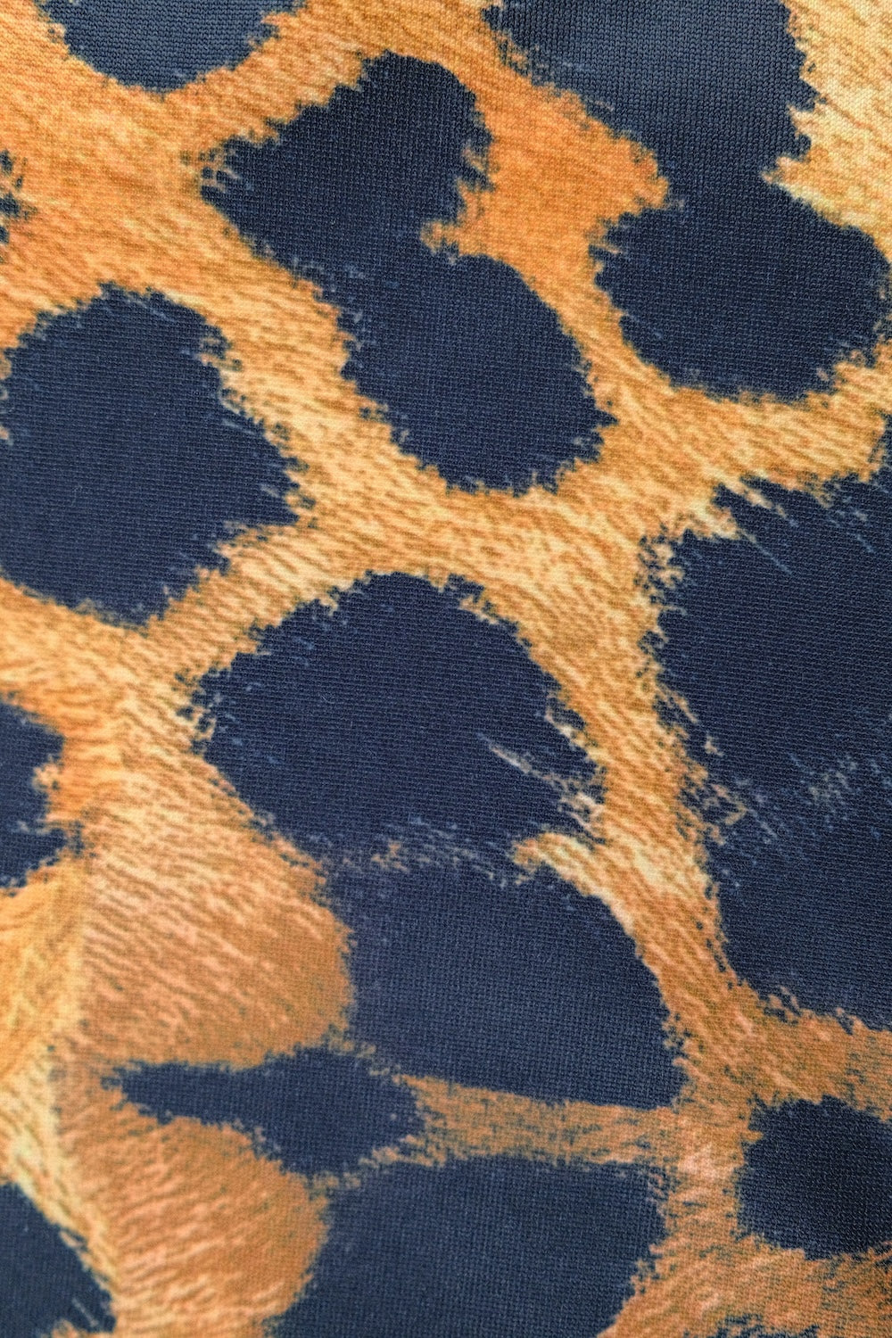 Mono de leopardo con rosa negra