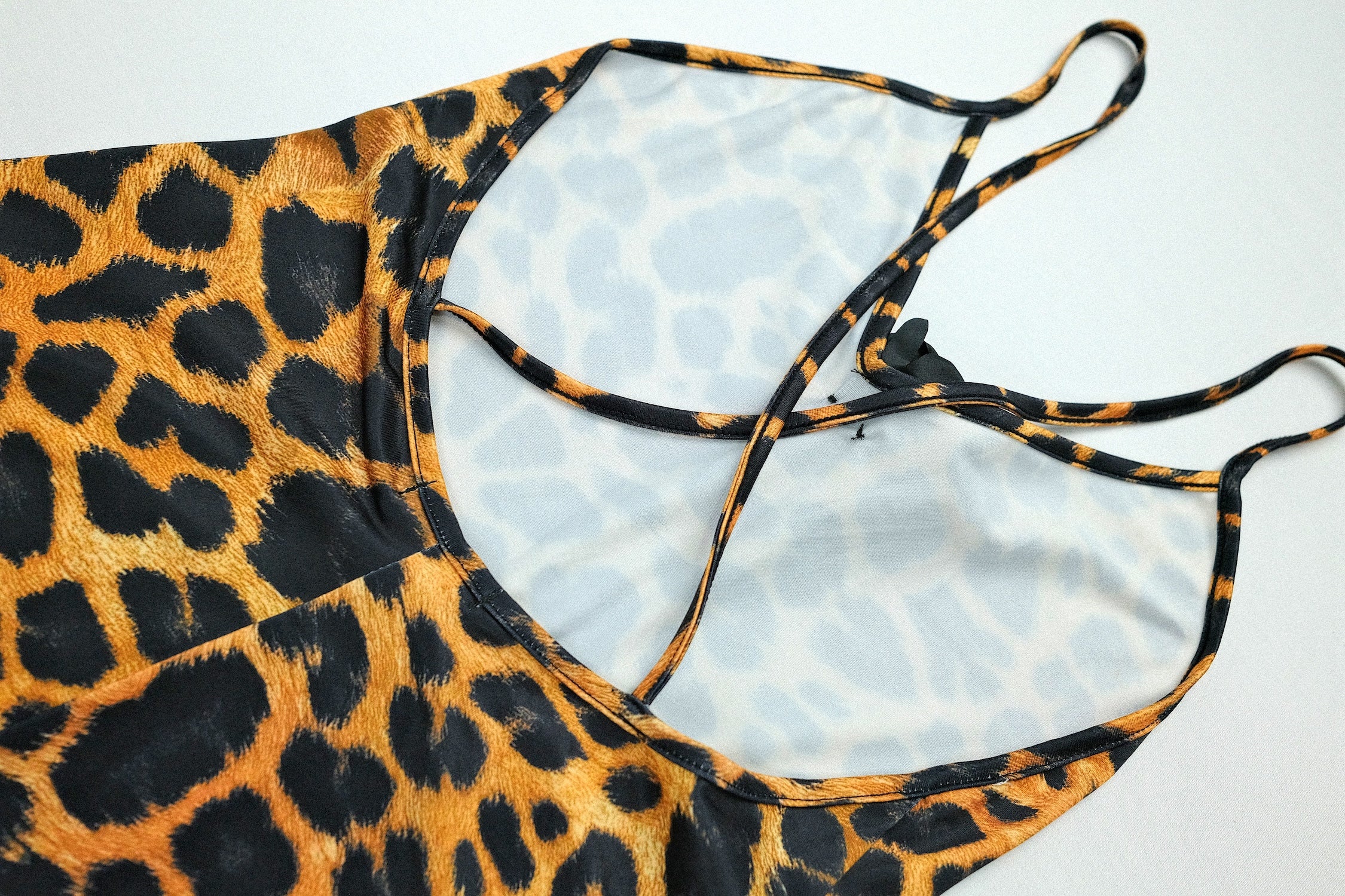 Mono de leopardo con rosa negra