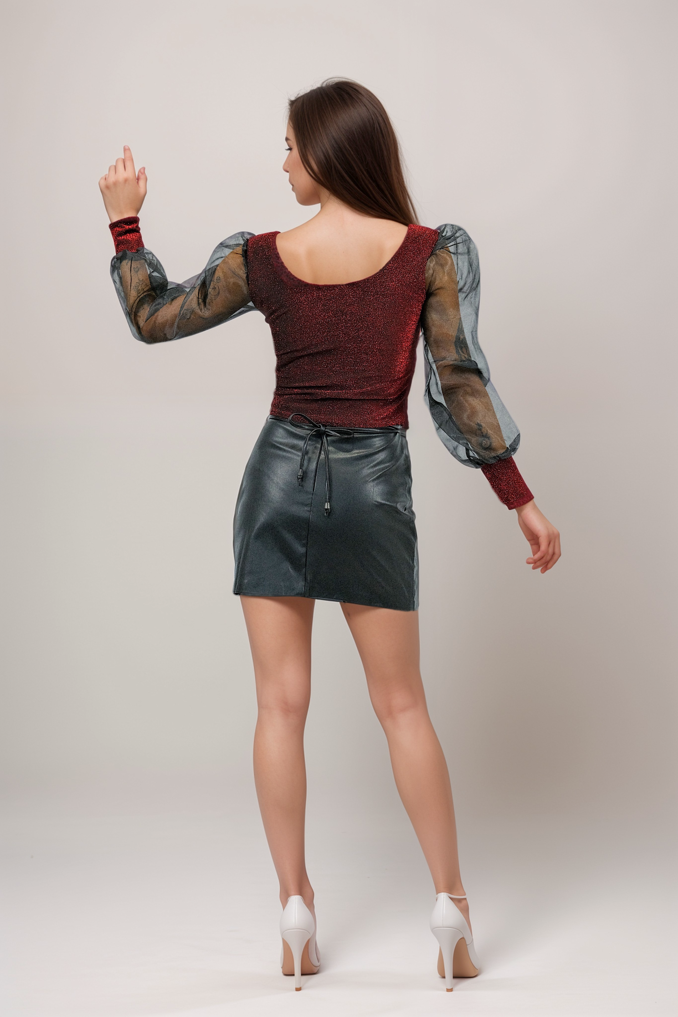 Top de fiesta con purpurina y encaje negro y rojo de manga larga