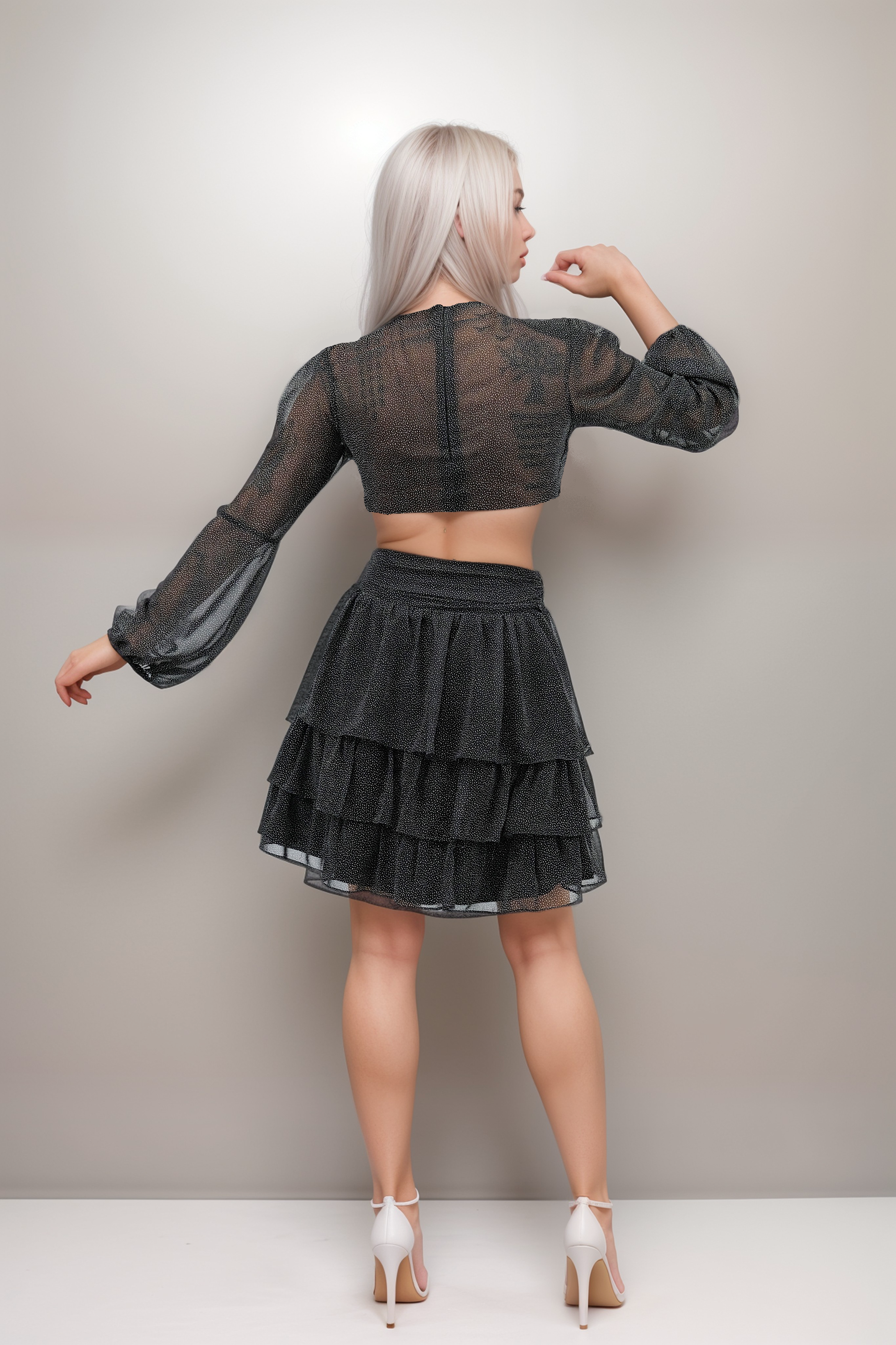 Vestido corto de manga larga con capas y busto torcido con broche