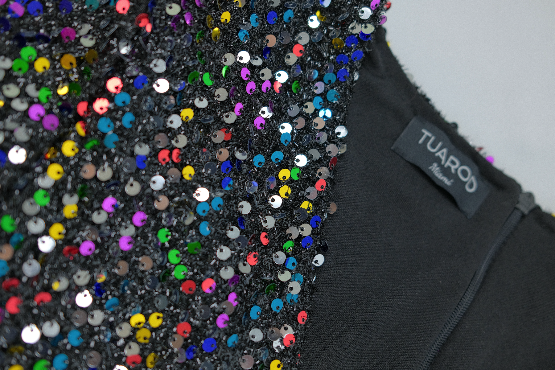 Vestido de Fiesta Negro con Purpurina Multicolor y Plumas Manga Larga
