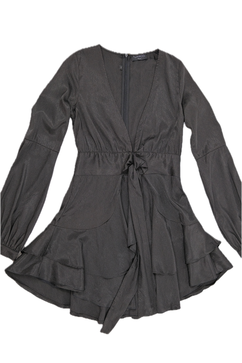 Vestido negro corto de capas, mangas largas, cinturón anudado y cremallera en la espalda