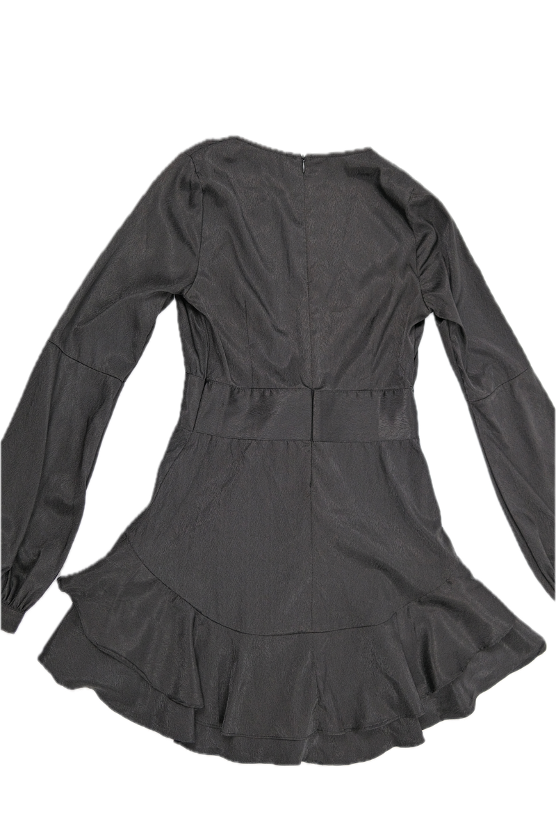 Vestido negro corto de capas, mangas largas, cinturón anudado y cremallera en la espalda