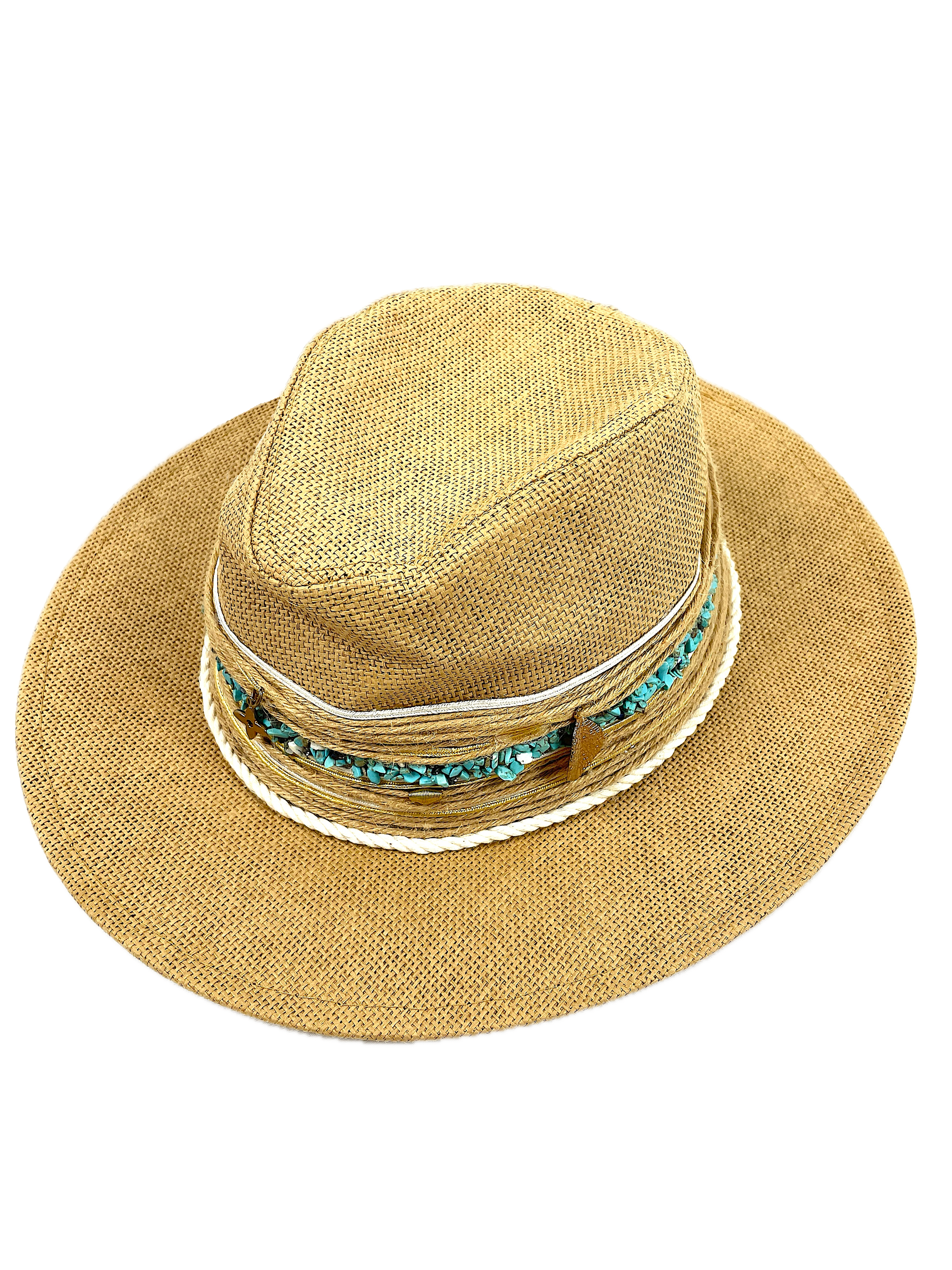 Sombrero estilo cubano con piedras naturales y decoración de metal