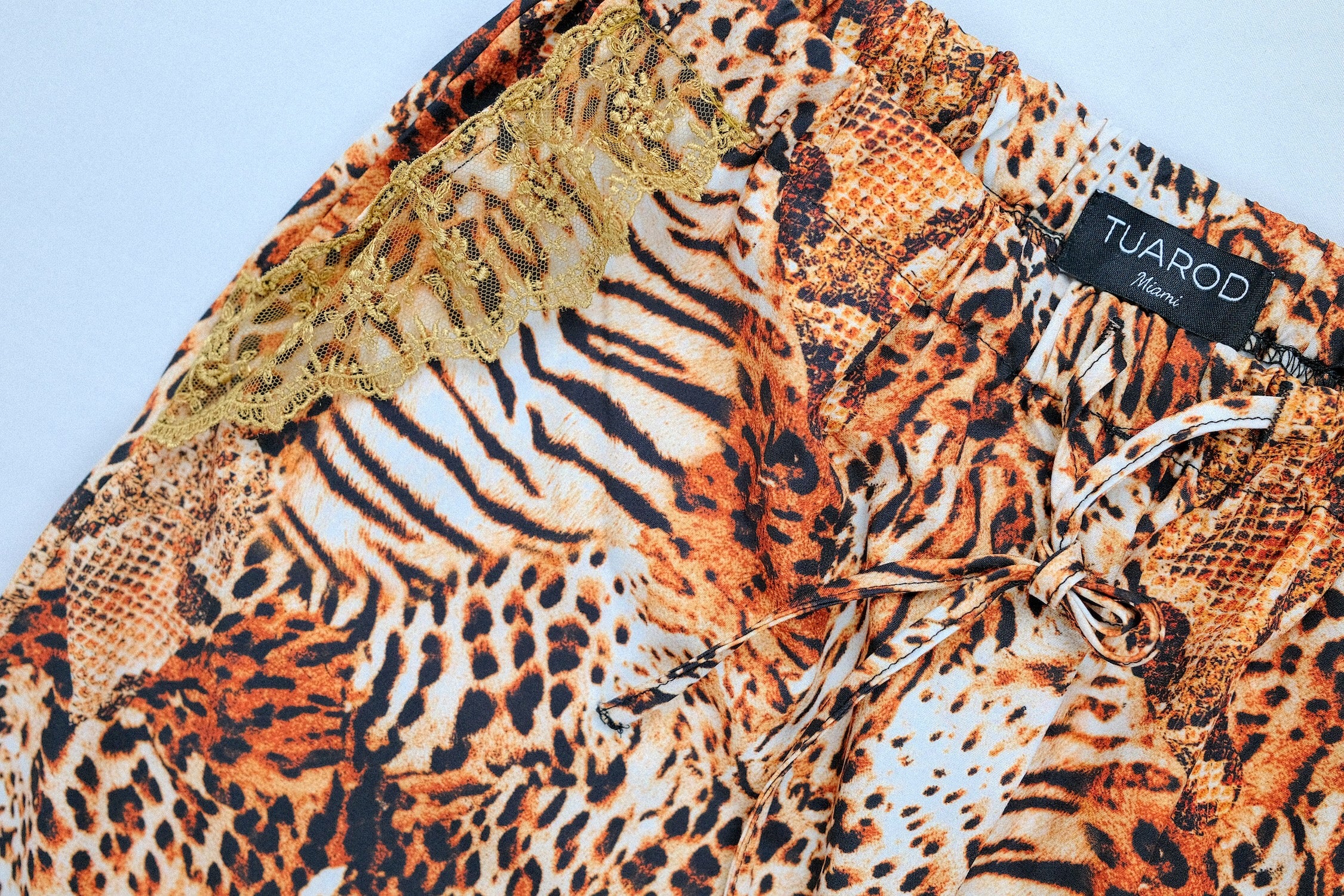 Pantalones anchos de terciopelo con estampado de leopardo y detalle de encaje