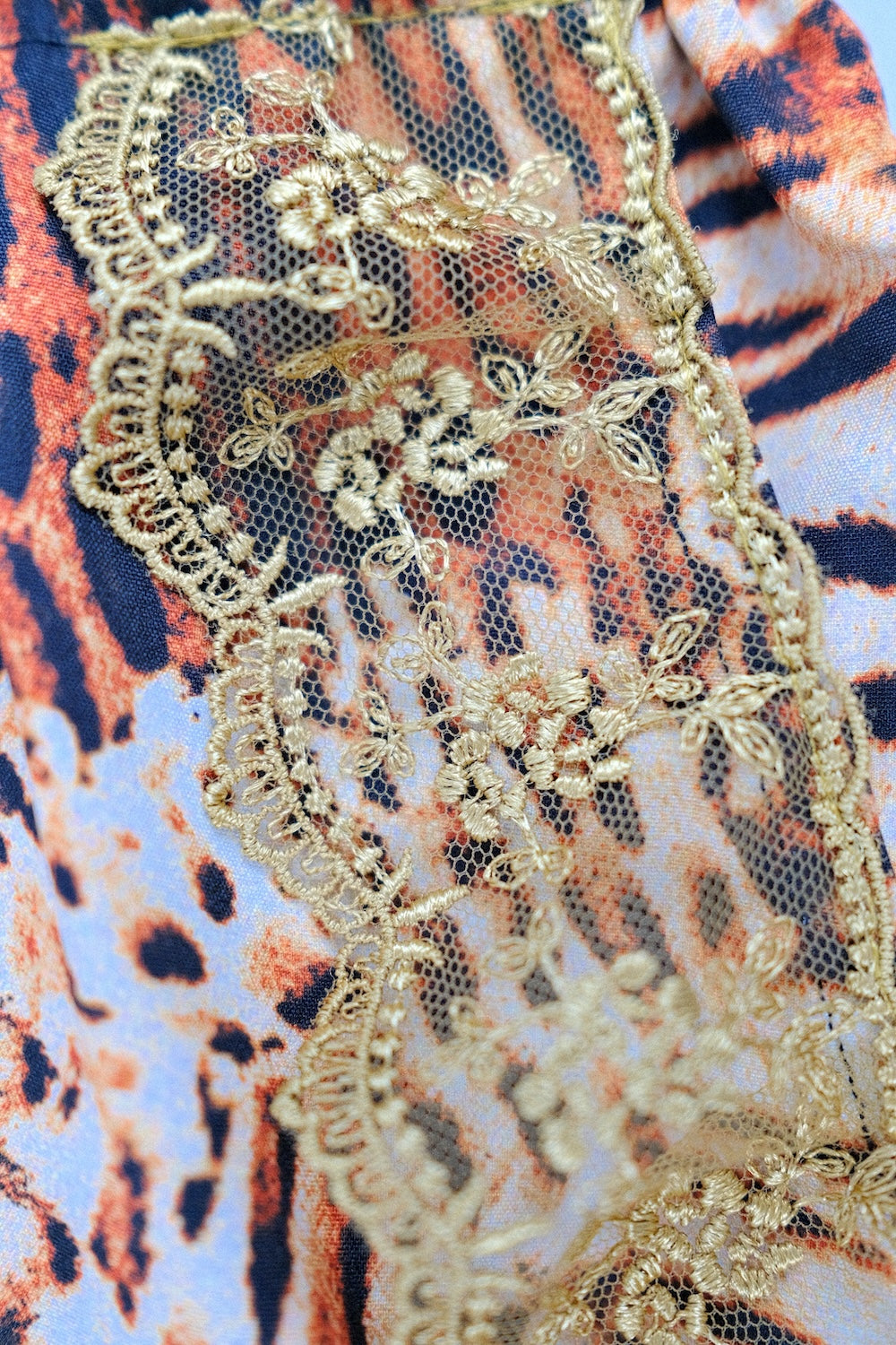 Pantalones anchos de terciopelo con estampado de leopardo y detalle de encaje