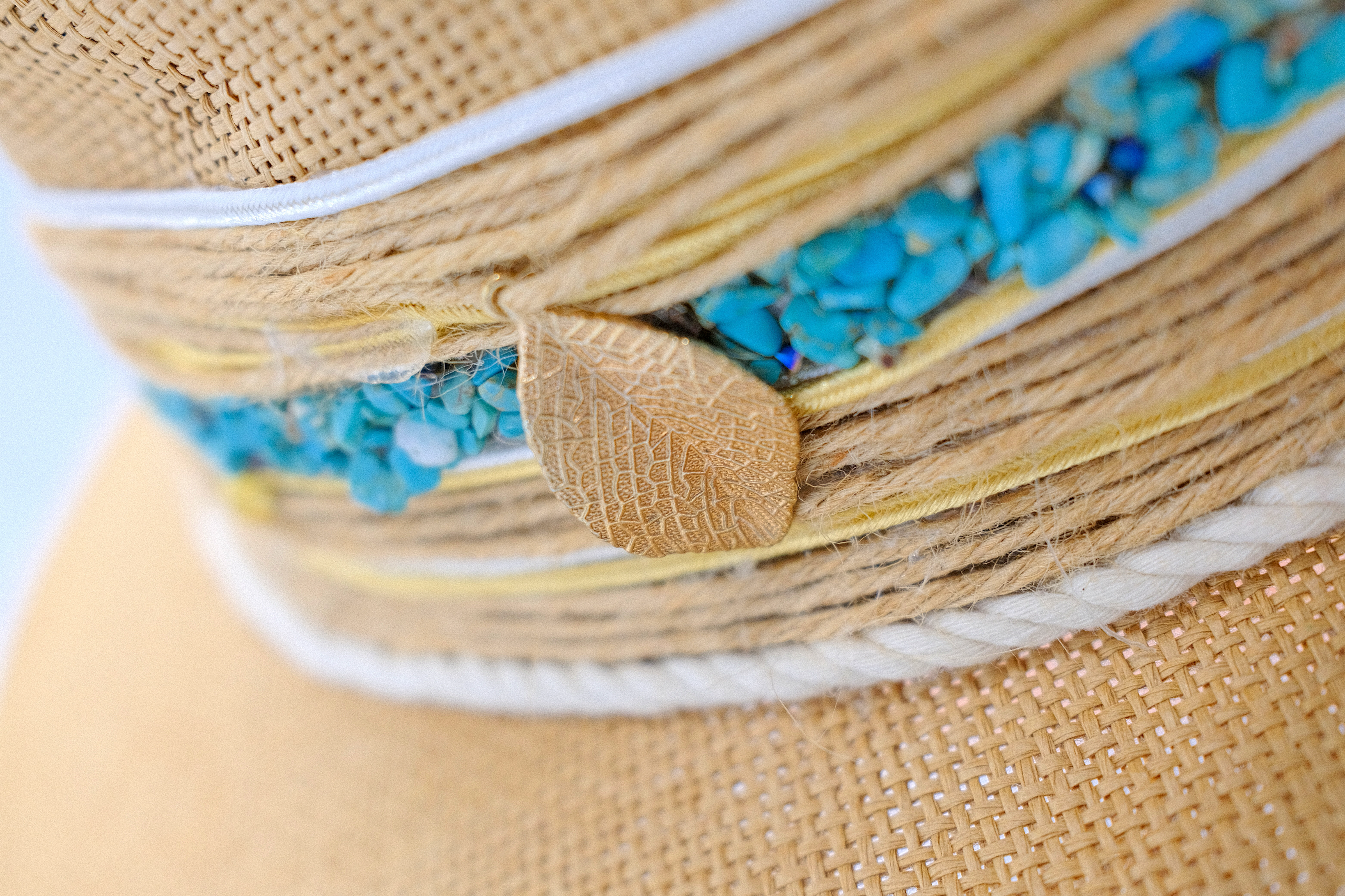 Sombrero estilo cubano con piedras naturales y decoración de metal